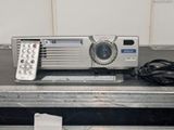 une image représentant un projecteur posé sur un boîtier métallique
