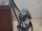un aspirateur posé sur le sol de la pièce