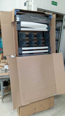 un grand carton contenant tout un tas d'objets