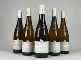 six bouteilles de vin sont alignées dans une rangée