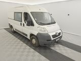 une camionnette blanche garée dans un garage