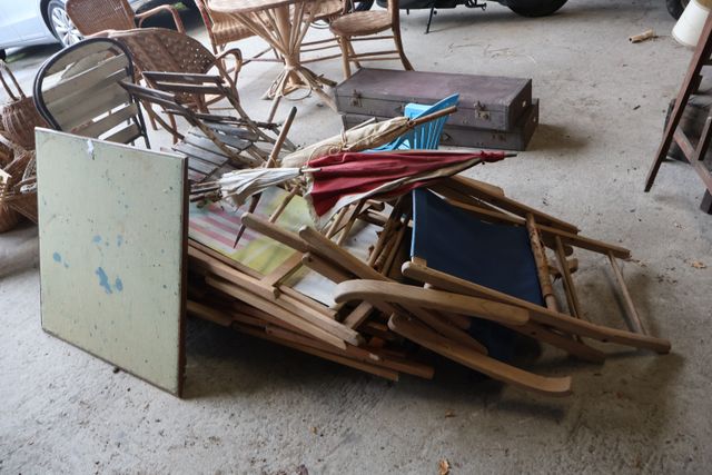 Lot de 9 chaises longues, 2 fauteuils, deux chaise pliante bois e...