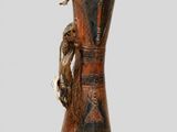 un petit vase en bois surmonté d'un oiseau