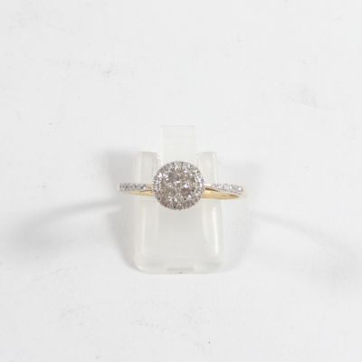 une image d'une bague en diamant sur une surface blanche
