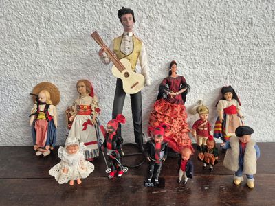 un grand nombre de figurines posées sur une table