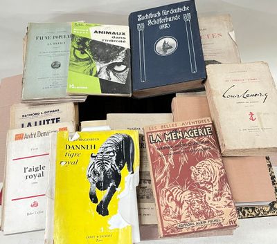 plusieurs livres empilés les uns sur les autres