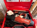 une boîte à outils rouge avec des outils sur le sol