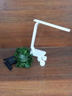 Lot de bazar comprenant : 5 lampes de bureaux, 5 guirlande s…