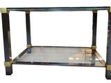 image d'une table basse en verre et laiton sur fond blanc