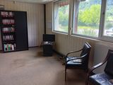 un salon avec deux fauteuils et une télévision