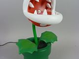 une plante en plastique qui a une bouche sur la tête