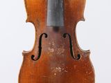 un vieux violon posé sur une surface blanche