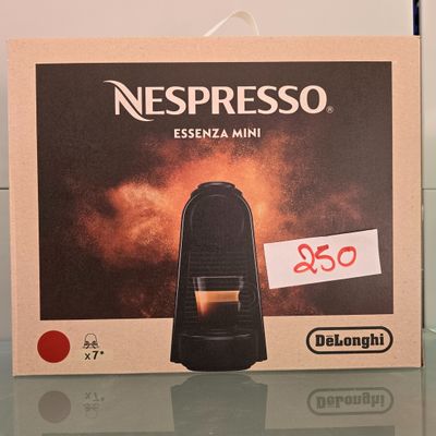 une boîte de dosettes de café Nespresso Espressa Mini posée sur une table en verre