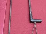 un grand nombre d'outils posés sur la table