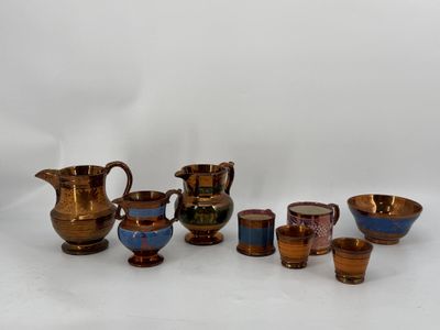 un ensemble d'objets en verre de différentes couleurs posés sur une surface blanche