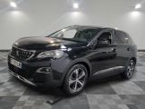 la voiture noire est garée sur le sol en damier d'un garage