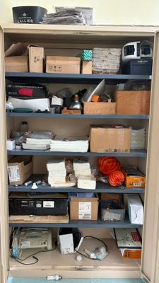 une armoire remplie d'objets, dans une pièce