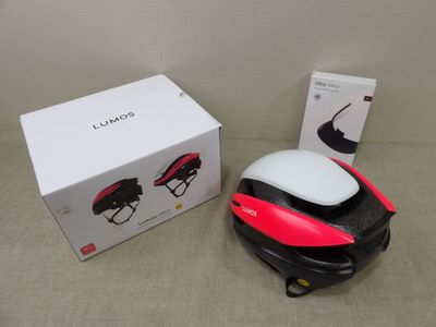 une boîte blanche et rouge et une souris noire et rouge