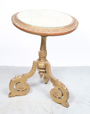 une image représentant une petite table avec un plateau en marbre et des pieds dorés