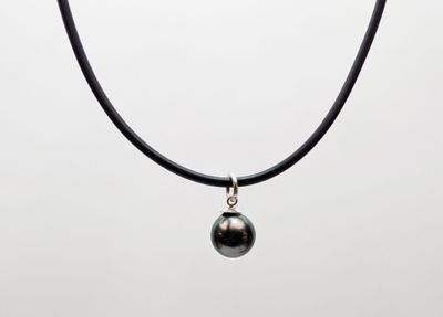 COLLIER en argent 925‰ et caoutchouc ornée d'une perle de Ta…