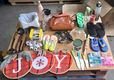 une table sur laquelle se trouvent divers objets