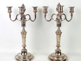 paire de candélabres plaqués argent avec des bougeoirs sur pied