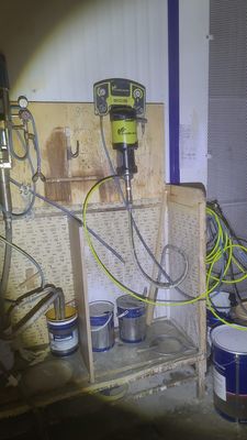 une photo d'une pièce où l'on voit de nombreux outils posés sur le plan de travail