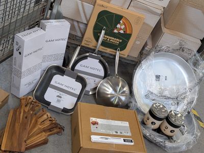 beaucoup d'objets posés sur le sol