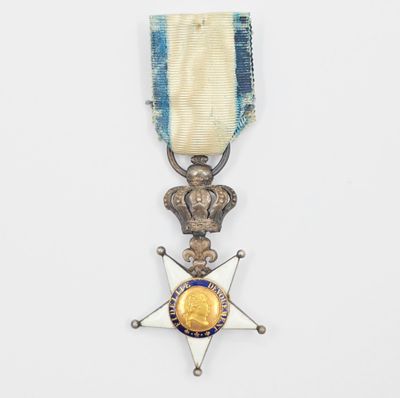 une médaille en argent et en or ornée d'une étoile