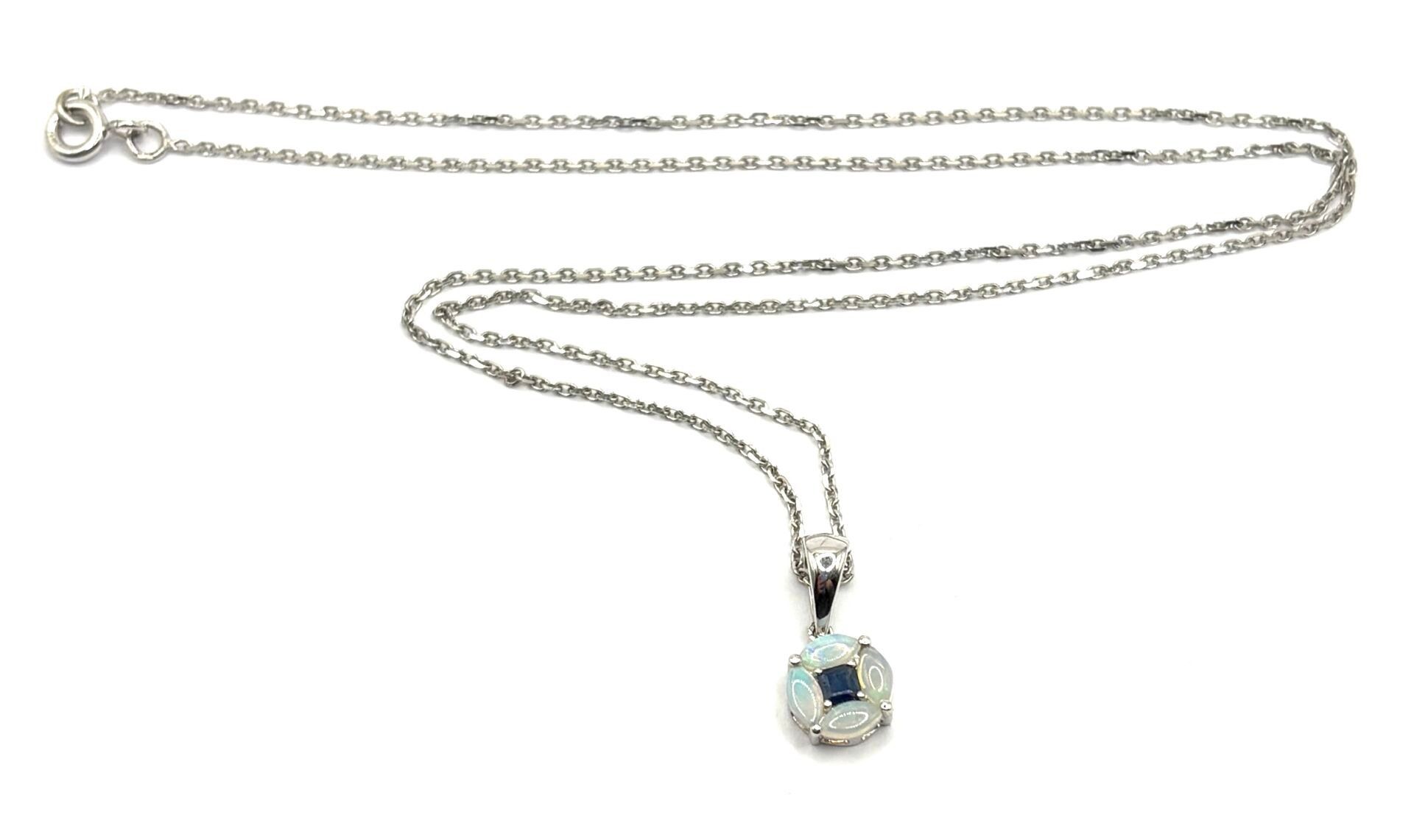 Pendentif « rond » et chaîne en or blanc 18K 750/1000, poinçon « tête d'aigle », serti d'un saphir taille calibrée 0,...