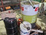 beaucoup de bric-à-brac dans un garage, avec un seau posé par terre