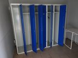 une pièce où se trouvent tout un tas de casiers bleus