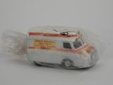un sac en plastique contenant une petite ambulance miniature