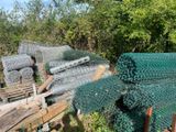 Il y a de nombreux types de gabions différents dans le jardin.
