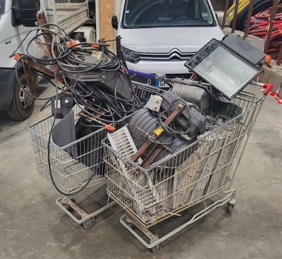 un caddie rempli de matériel électronique sur un parking