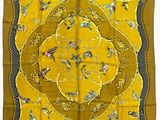 un carré de soie jaune orné d'un motif floral