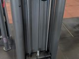 a gym machine that is in the middle of the room
