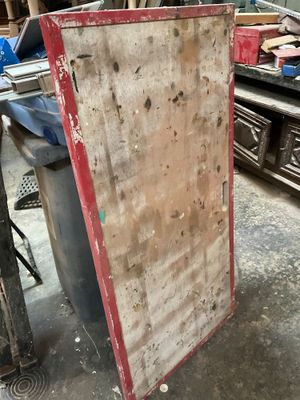 une porte rouge au milieu d'une pièce