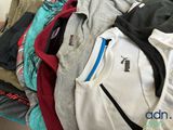 une pile de vêtements posée sur une table