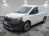 la camionnette blanche est garée sur le sol en damier d'une pièce