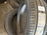 plusieurs pneus sont empilés les uns sur les autres