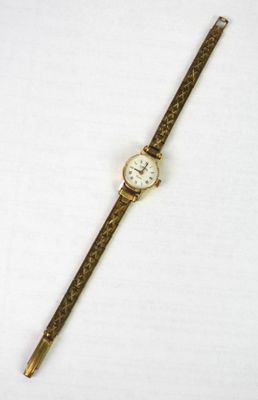 une image d'une montre-bracelet en or avec un cadran blanc