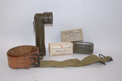 quelques objets posés sur une surface blanche, notamment une ceinture et un briquet