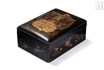 une petite boîte noire ornée d'un motif doré
