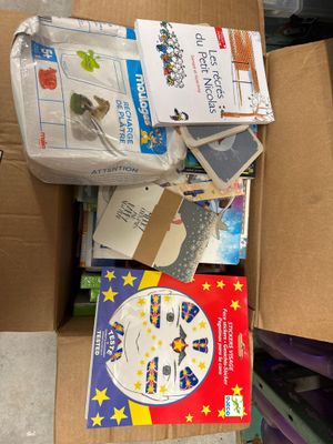 une boîte en carton remplie de livres et d'autres objets