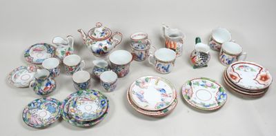 de nombreux services de vaisselle disposés ensemble sur la table