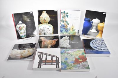 un grand nombre de livres posés sur une table