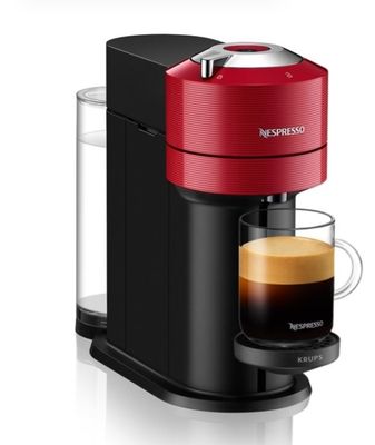 une cafetière rouge avec une tasse de café à côté
