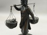 statue en bronze représentant une femme portant un panier de provisions sur la tête