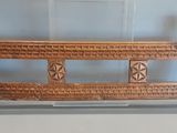 un banc en bois posé sur une table